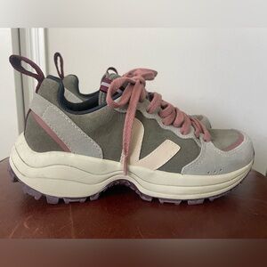 Veja Venturi sneaker size 7